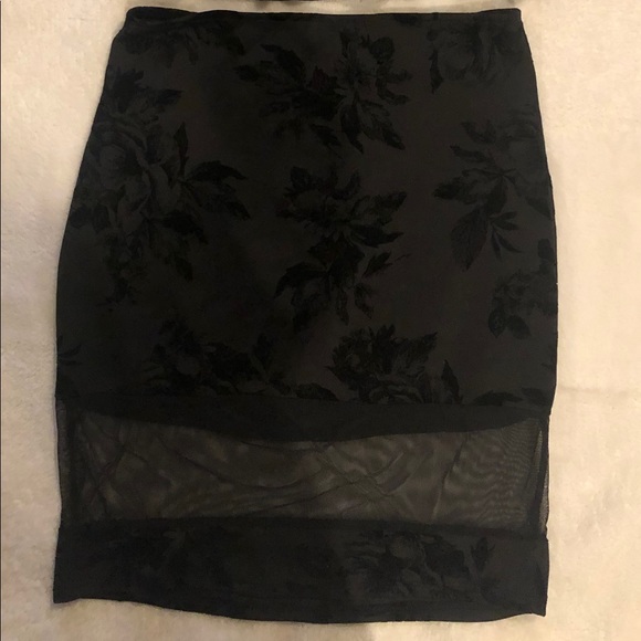 Matching crop top and skirt, very unique! - Picture 2 of 8